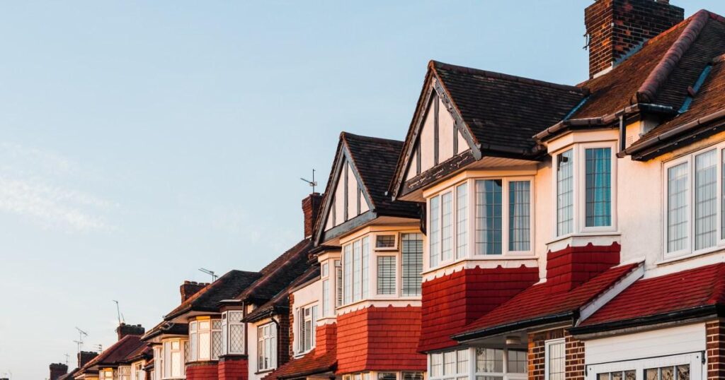 住宅価格は現在非常に高くなっており、英国の所得者の90％は購入する余裕がありません