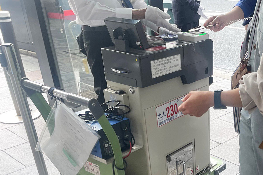 スムーズな乗車のため、バス内でなく乗り場で精算するなど対策も（京都河原町駅、高島屋前あたりにて／Lmaga.jp撮影）