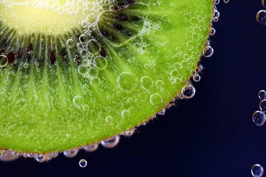 便秘解消のカギは「キウイと水」だった...「食物繊維神話」を覆す最新研究とは？