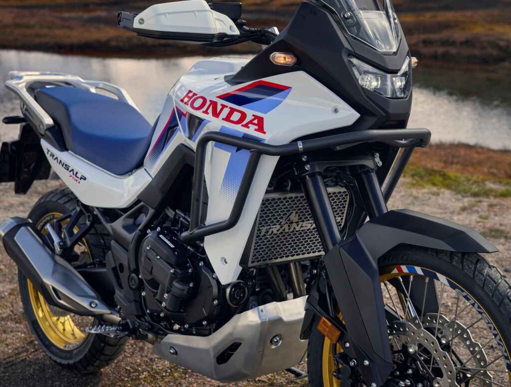 ホンダ「XL750 トランザルプ」の欧州向け2026年モデルが足まわりをアップデートして登場！Eクラッチ搭載モデルも追加され国内導入に期待！【2026速報】 - webオートバイ