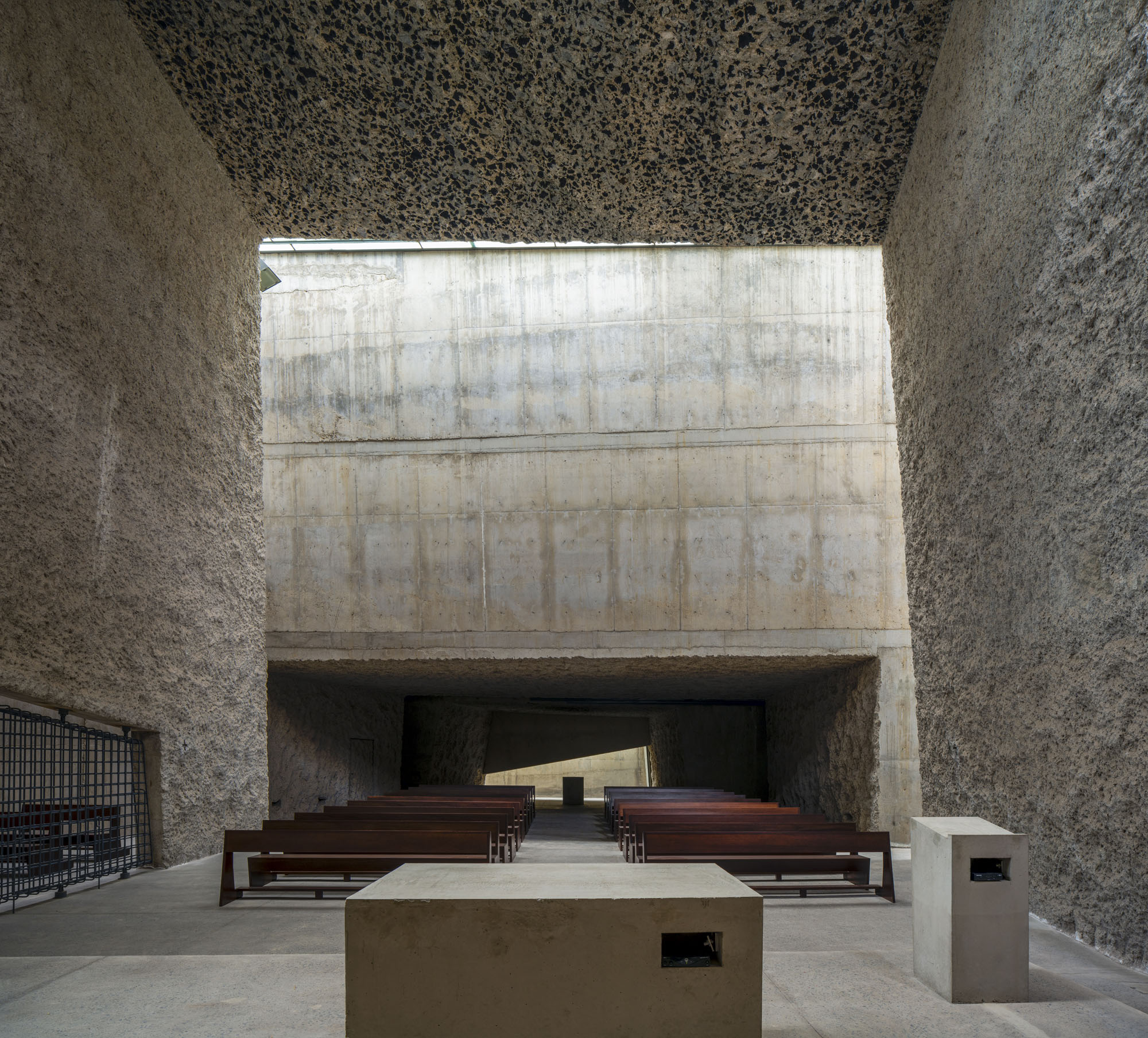 〈ラス・チュンベラス聖贖罪者教会・コミュニティセンター(The Holy Redeemer Church and Community Centre of Las Chumberas)〉フェルナンド・メニス(Fernando Menis)