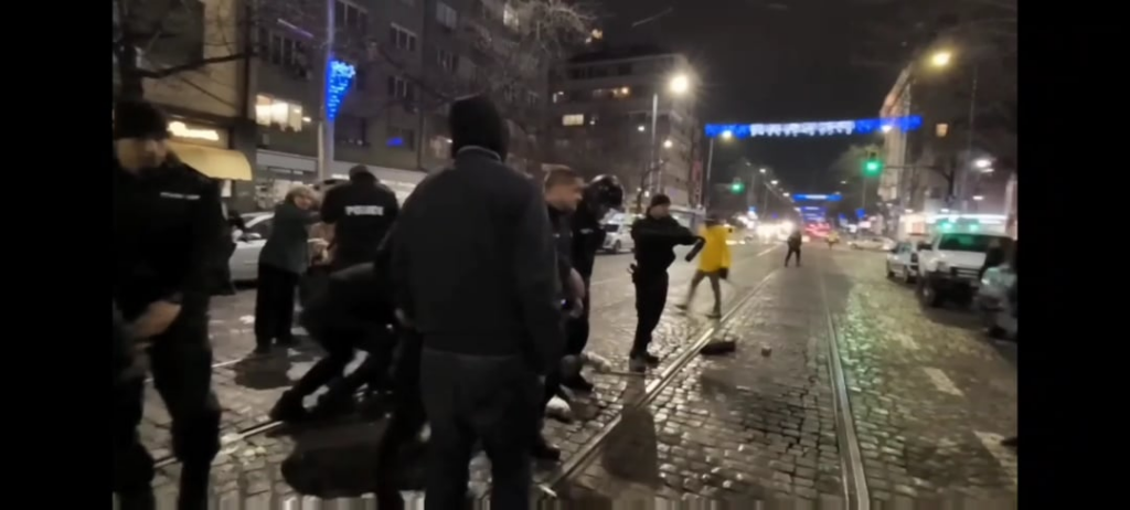 オシュテ・プレダティテルニ・カドリ・ナ・ナシク・ルビム・ミロズルデン・ザシュティニク・ナ・グラジダン