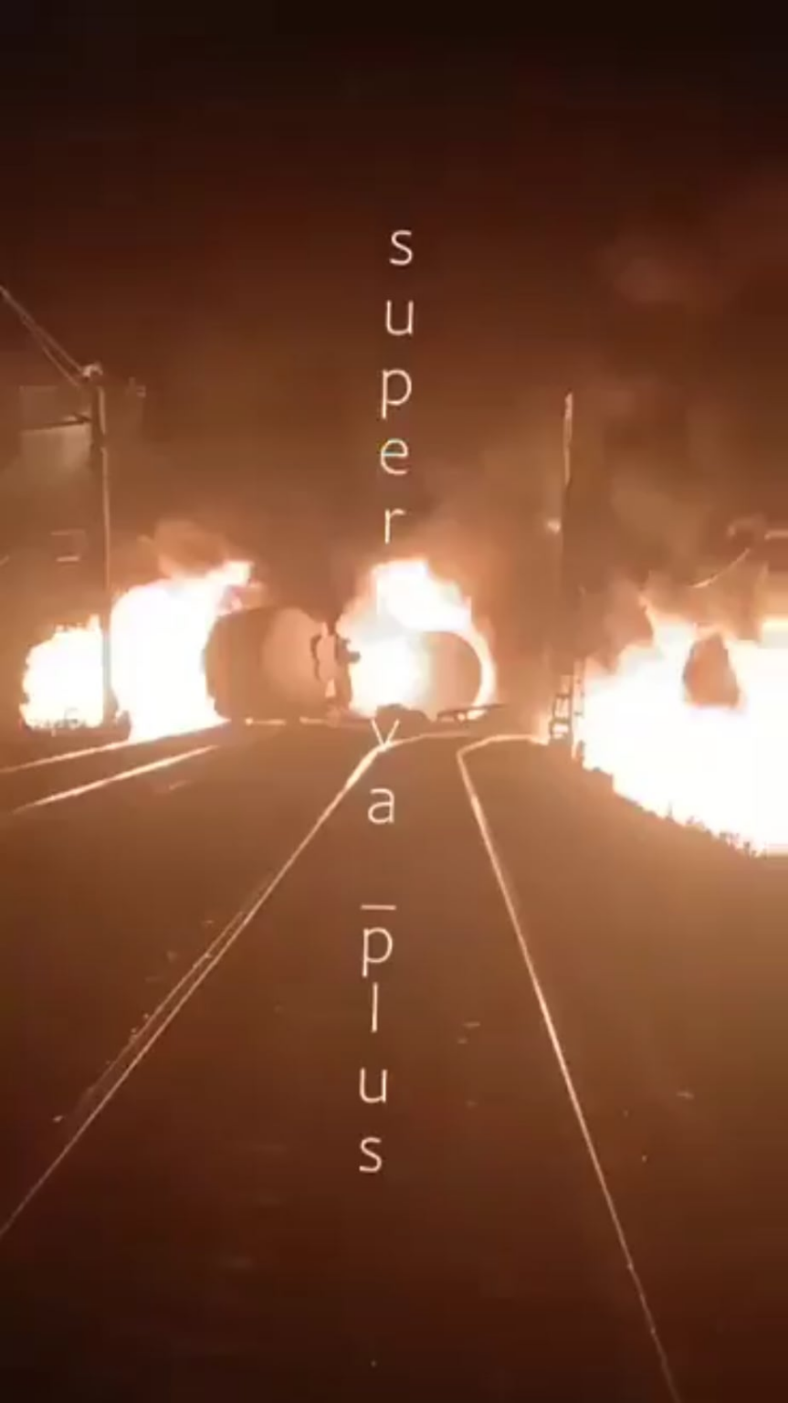 ロシアのペルミにあるカードン駅とシャマリ駅の間の鉄道で発生した大規模火災のビデオ。ガスタンクが燃えており、そのうちの１本が爆発したとの情報もある。