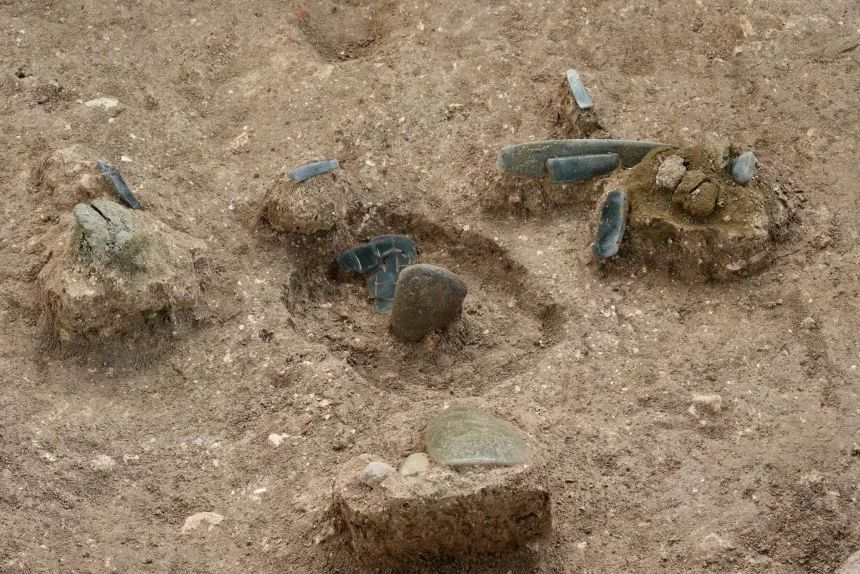 発掘現場から出土した翡翠の遺物/Middle Usumacinta Archaeological Project 