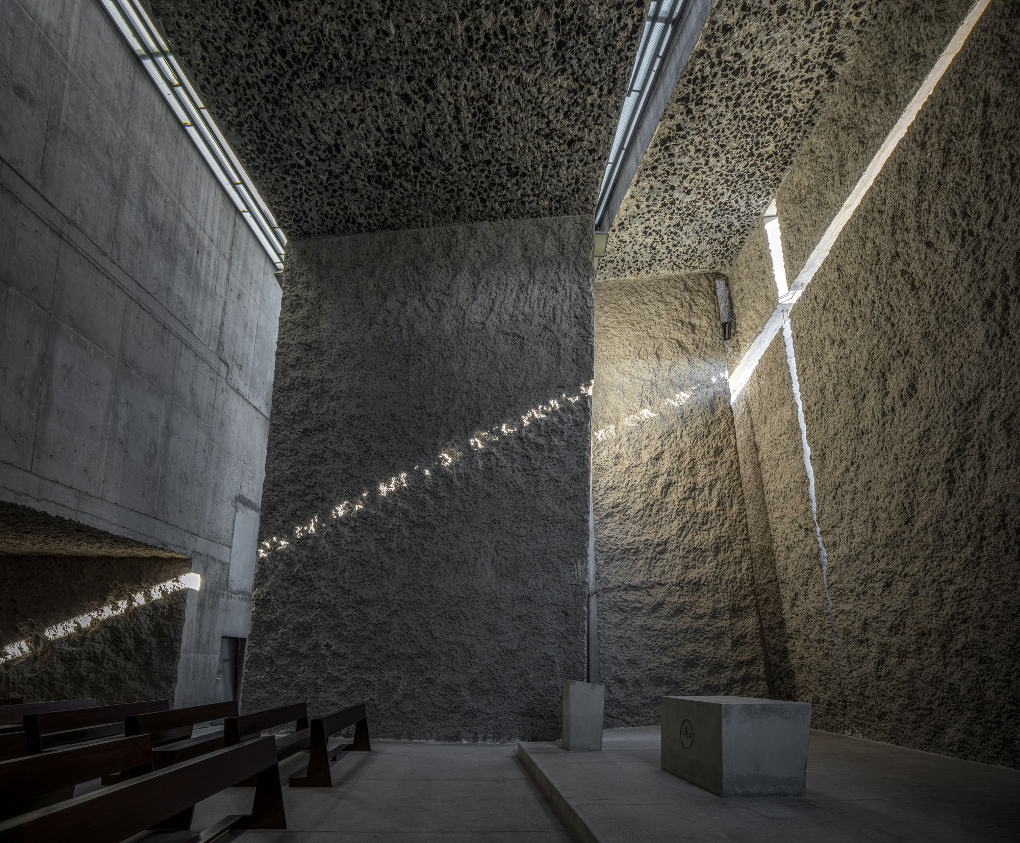 〈ラス・チュンベラス聖贖罪者教会・コミュニティセンター(The Holy Redeemer Church and Community Centre of Las Chumberas)〉フェルナンド・メニス(Fernando Menis)