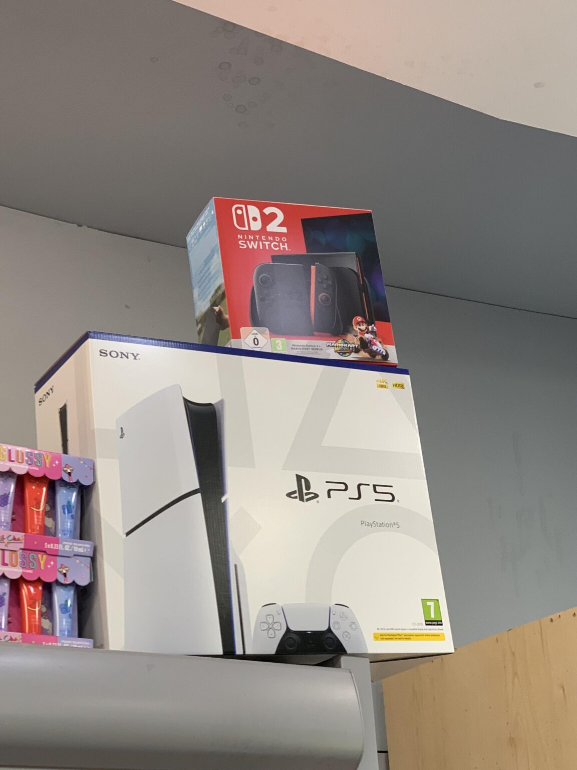 私の地元のセンターは、奇妙な理由でPS5とSwitch 2を販売しています（クリスマスであることはわかっていますが、それでも）