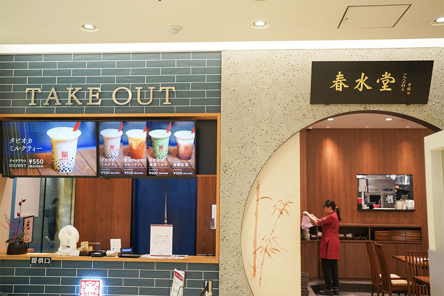 「春水堂 グランフロント大阪店」（大阪市北区）の外観。タピオカドリンクを注文できるテイクアウト窓口も（10月23日10時頃／Lmaga.jp撮影）
