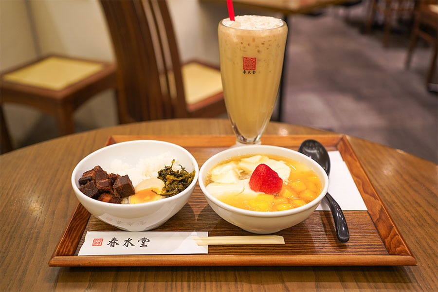 「春水堂」のモーニングの内容。写真左から、魯肉飯、フルーツ豆花、香醇ミルクティー（10月23日10時頃／Lmaga.jp撮影）
