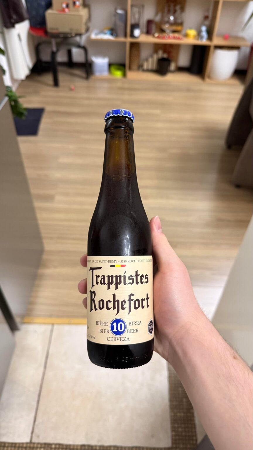 ビール #3 - ロシュフォール 10. メルヴェイユ、本当にお勧めしてくれてありがとう!前の 2 つよりも味が強く、コーヒーの香りを本当に楽しみました。泡の色も綺麗です。次は何でしょうか？