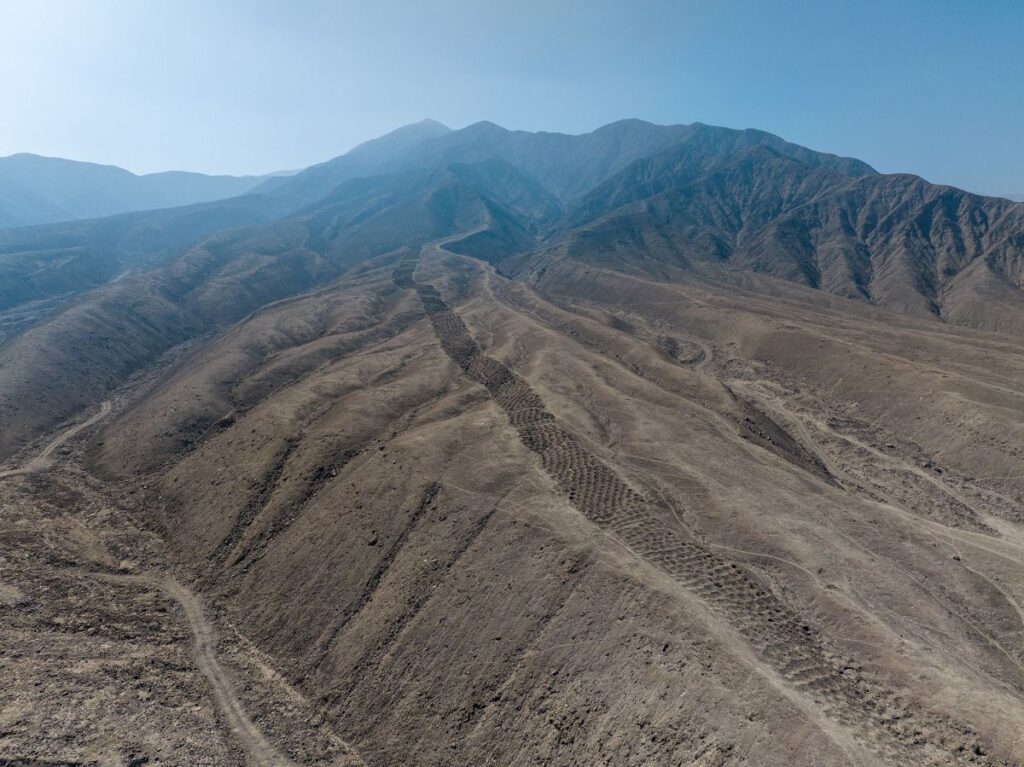 山肌に大蛇?、数千の穴が列をなす遺跡の謎に迫る ペルー – CNN.co.jp 山肌に大蛇?、数千の穴が列をなす遺跡の謎に迫る ペルー - CNN.co.jp