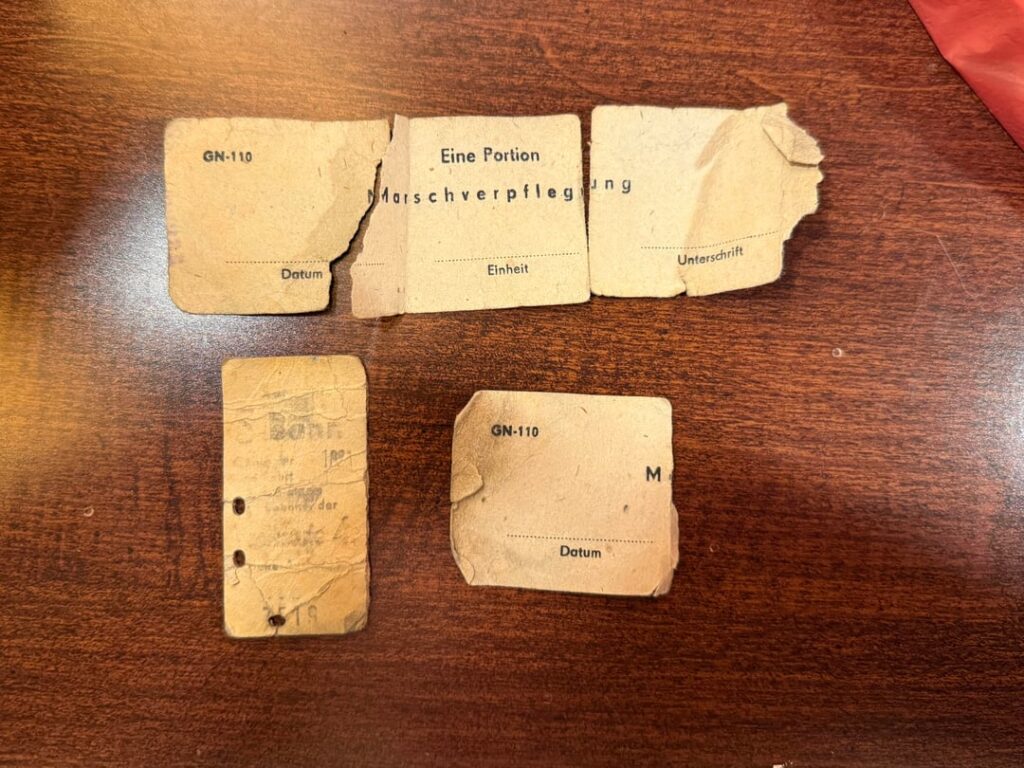 米国の骨董品店で購入した1960年代の東ドイツの国境警備隊のコートのポケットから発見されました。誰かそれが何であるか知っていますか？