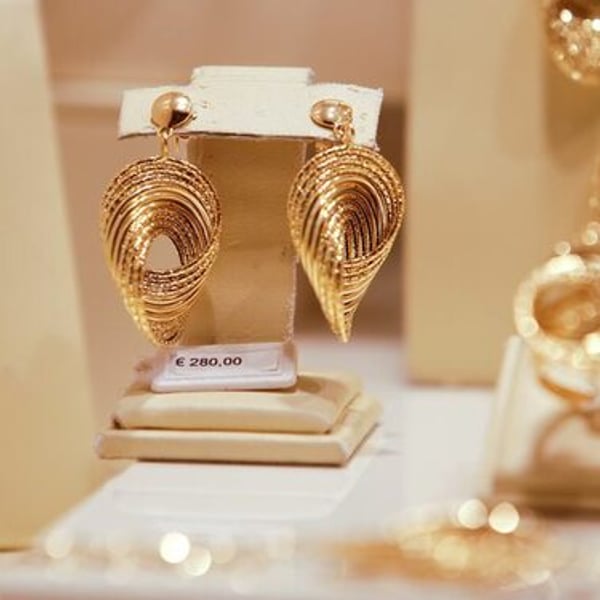 イタリア、個人保有の金を公式経済に組み入れるための一時課税の導入を検討 - FashionNetwork 日本