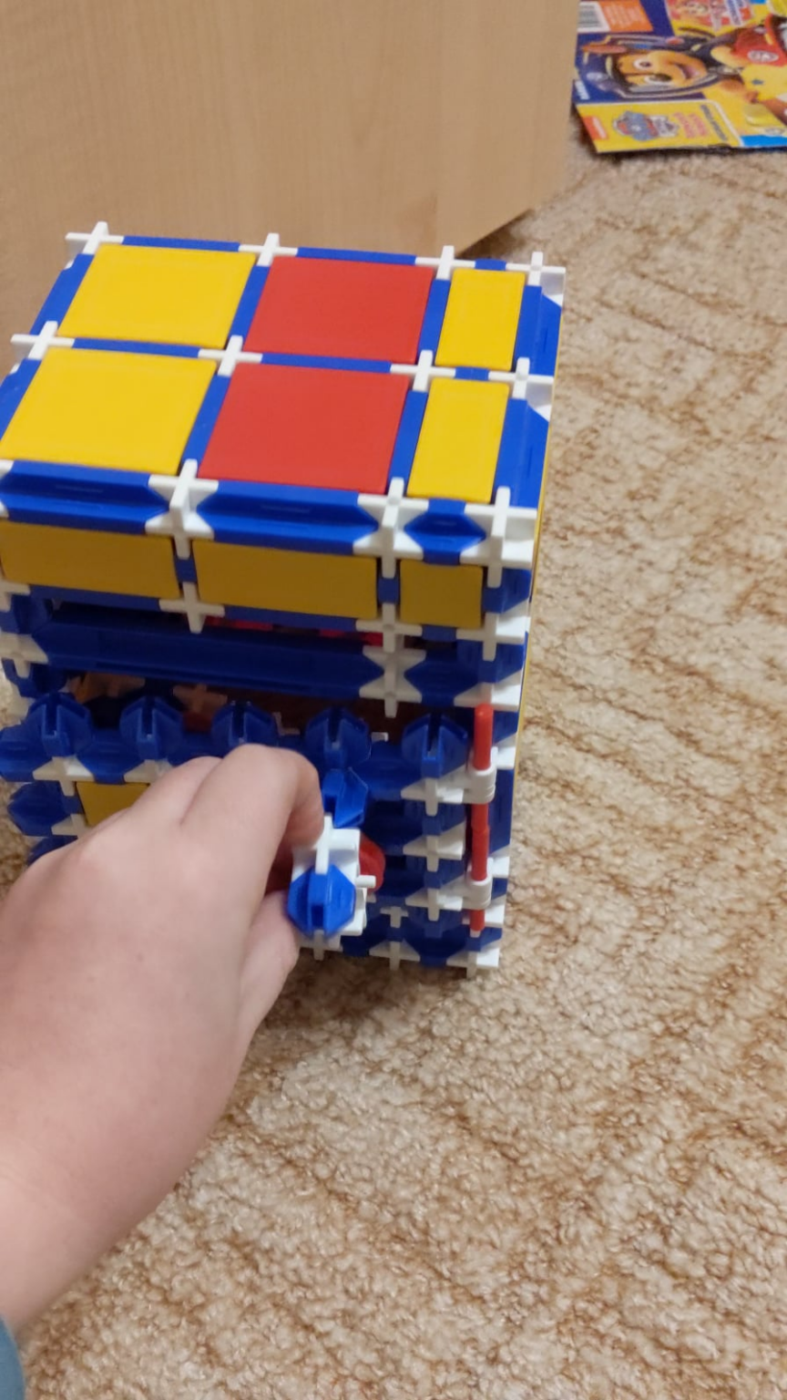 私の兄はSEVAキットで金庫を作りました
