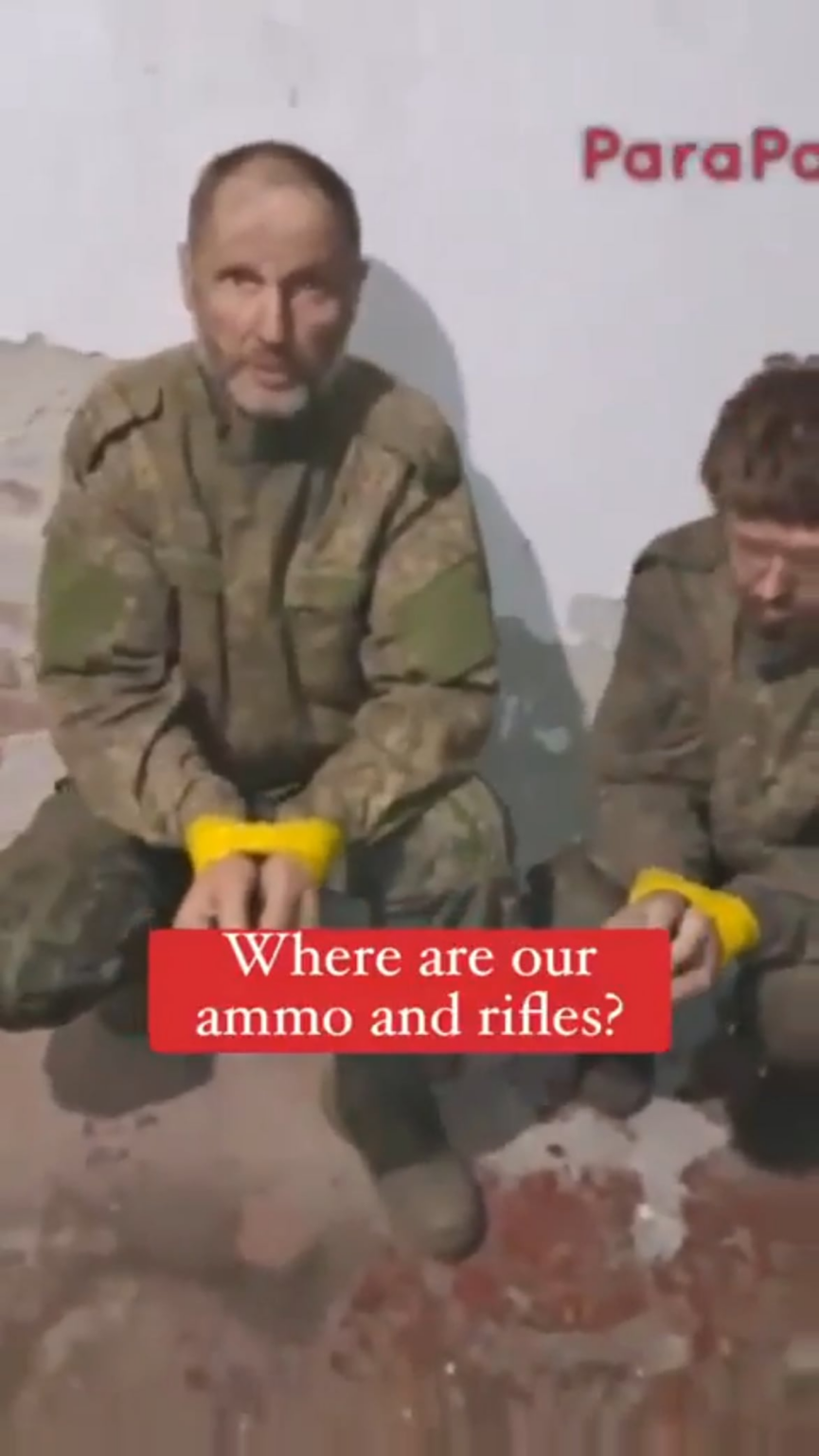 ロシア兵は、自分たちが捕らえられているのは、小屋にある最も鋭利な道具ではないことに気づきます...