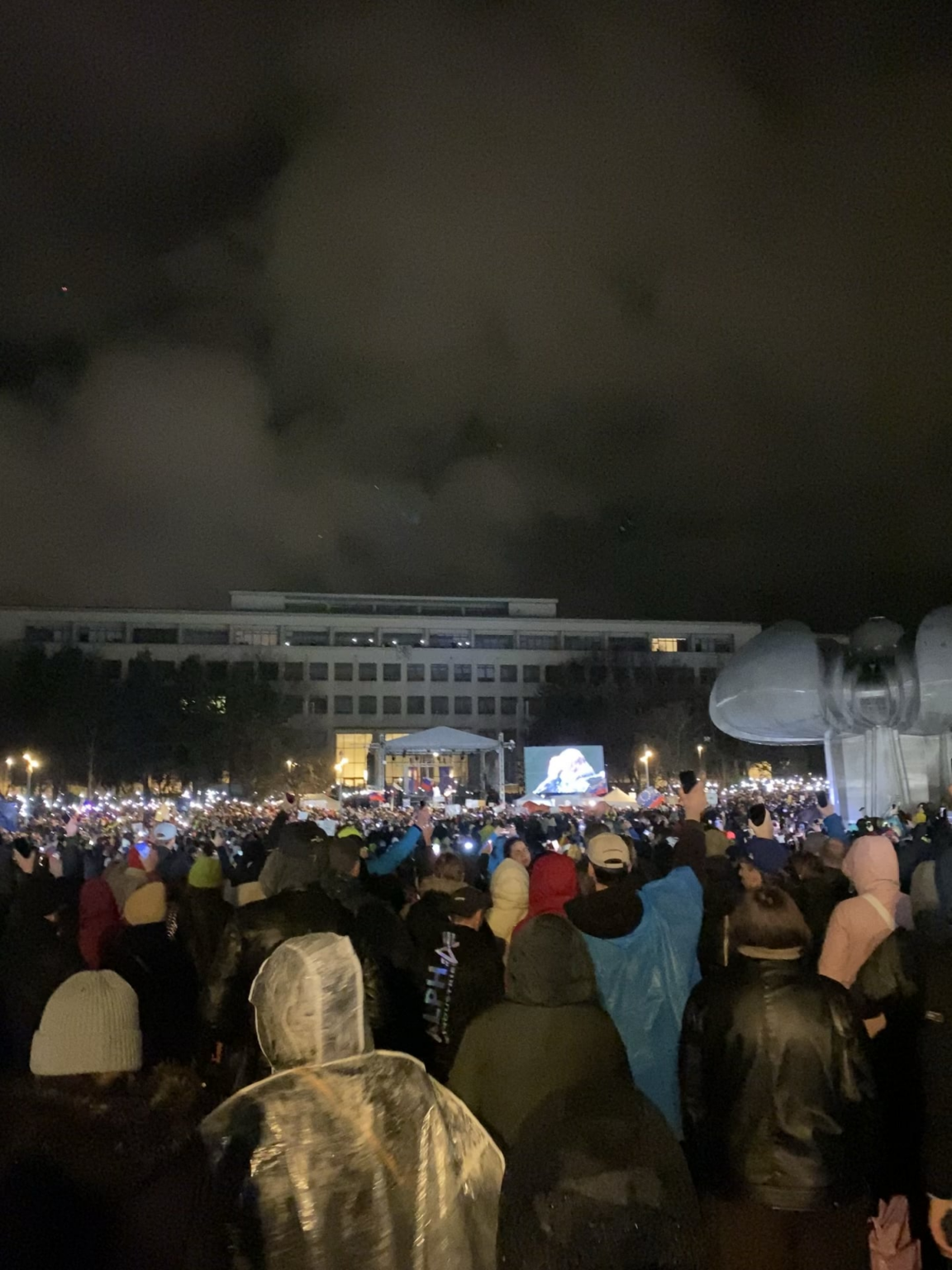 民主主義は援助を求めています。そしてブラチスラバは答えます！