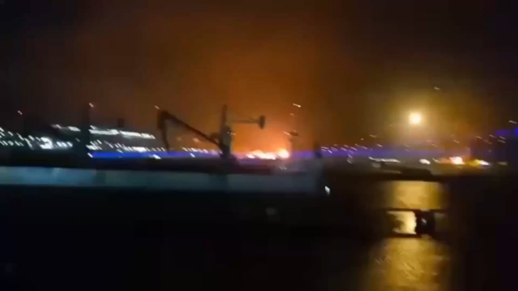 空襲中に港にいた外国船の乗組員の一人が撮影した、ノヴォロシースク攻撃の強烈なビデオ。