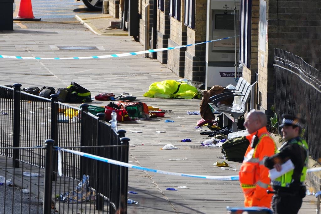 英国：大量列車襲撃後、命がけで戦った被害者２人―「テロの兆候なし」警察発表