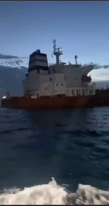 セネガル沖で沈没するロシアの影の艦隊「メルシン」の映像。タンカーはタマン港からアフリカへ移動しました。