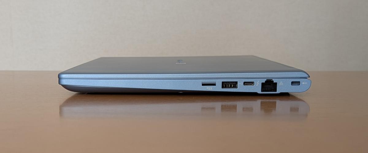 dynabook GR/ZZ 右側面