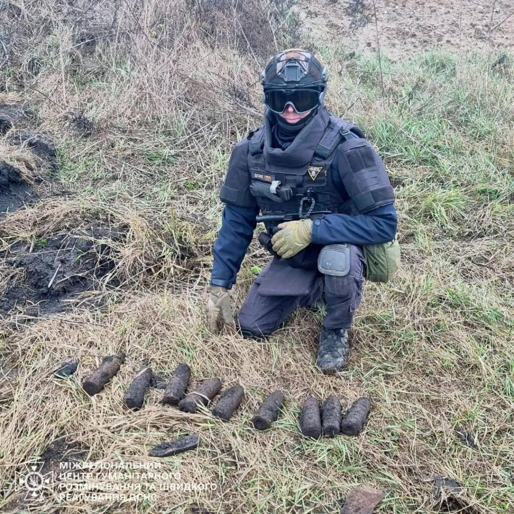ウクライナの工兵たちは、ハリコフ州で発見された第二次世界大戦時代の軍需品を発見し、撤去した。弾薬は農作業中に発見された。
