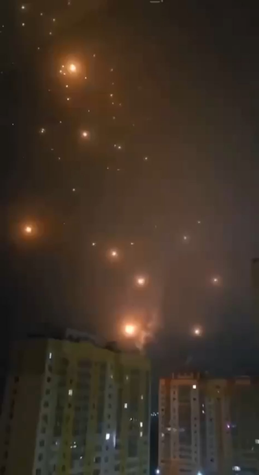 迎撃後にロシアのオリルの住宅地に落下するウクライナのミサイルの破片。