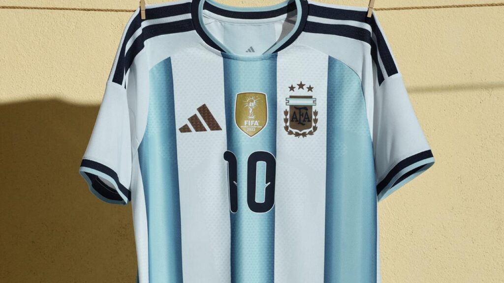 アルゼンチン代表、2026W杯ユニフォームを発表!青は3つの「伝説」をミックス – Qoly-Sports&the Style 画像1: Argentina 2026 adidas Home