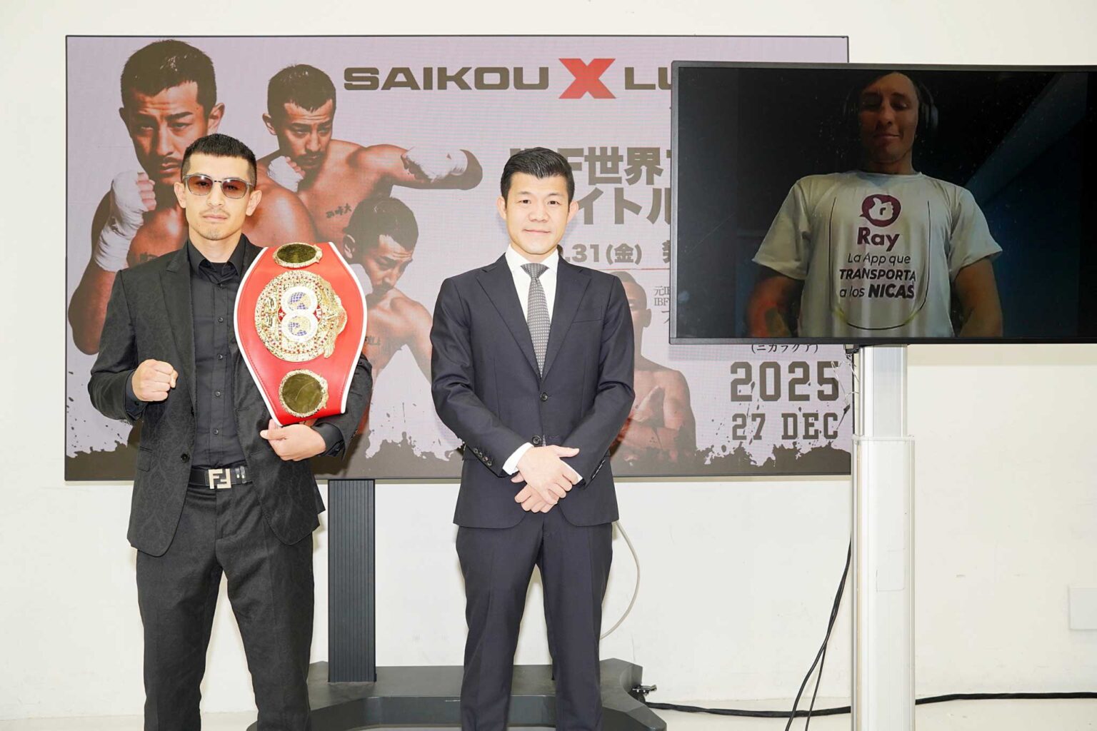 （左から）IBF世界フライ級王者・矢吹正道、亀田興毅氏、オンラインで参加した指名挑戦者のアルバラード【写真：(C)SAIKOU×LUSH】