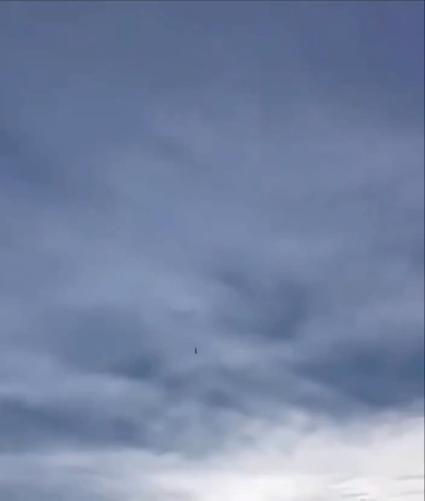 ウクライナ上空でロシアのKHミサイルを追跡するウクライナのF-16