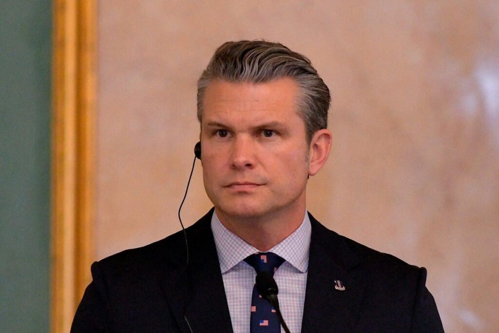 共和党上院議員、ピート・ヘグセスの「全員殺害」疑惑の捜査で民主党に加わる