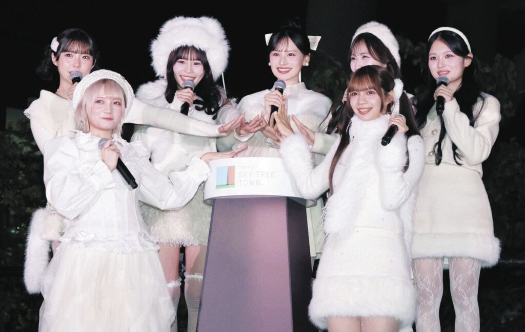イルミネーション点灯セレモニーに登場したCANDY TUNE（市川和宏撮影）