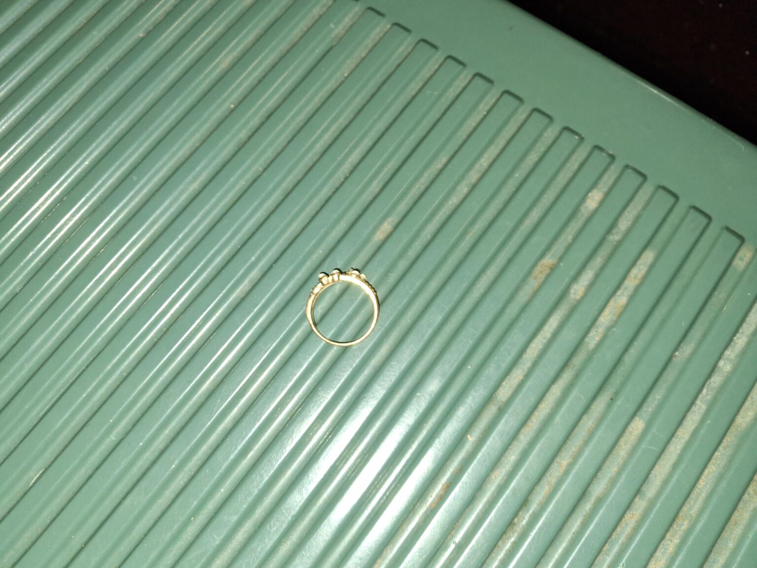 誰かがバス停に指輪を残しました。どうすればよいですか?どうすれば返品できますか?