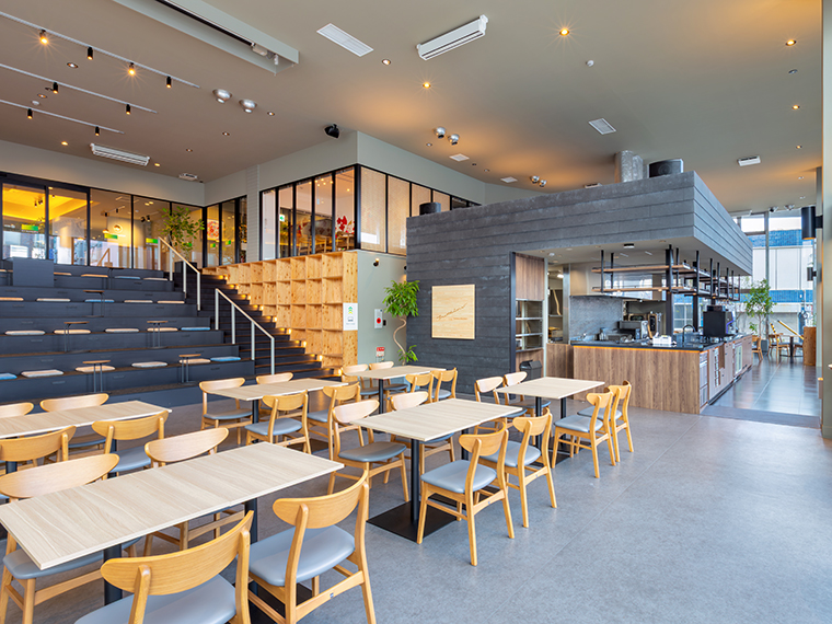 ゆったりと過ごせる開放的なレストラン。ホテルライクな雰囲気で食事を楽しめる。ビュッフェスタイルのパーティーにもおすすめ