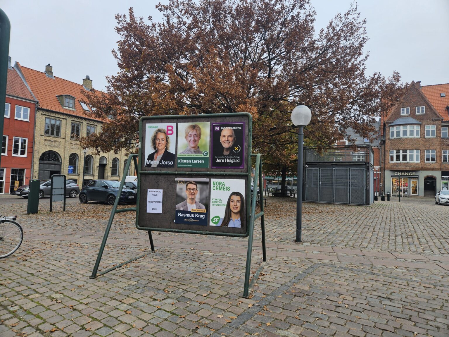 キューゲでは、これらのポスターは広場でしか見たことがありません。街灯もその他もすべてきれいです。クーゲの大勝利。