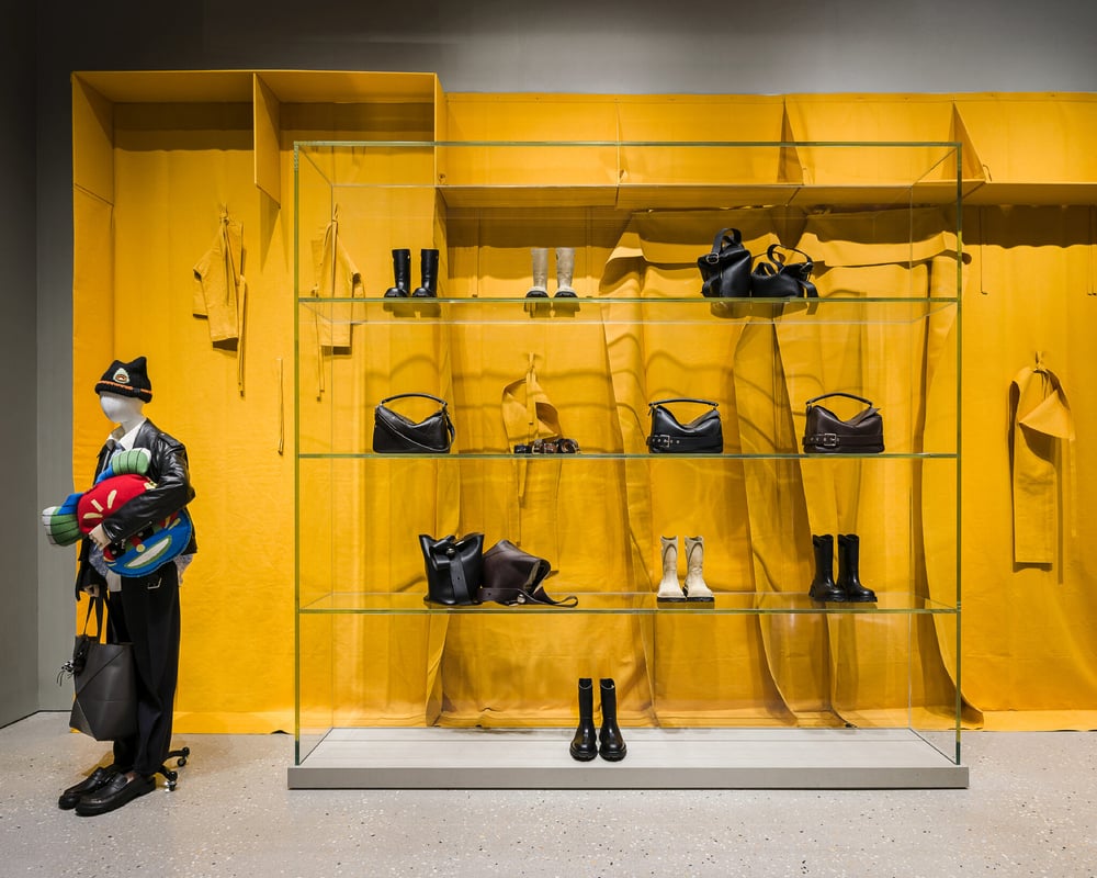 カサ・ロエベ・モンテーニュ店内に展示されたアクセサリー