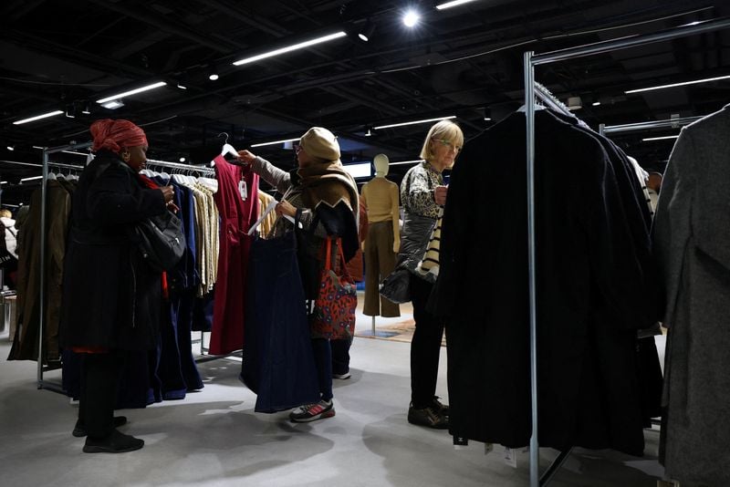 フランス・パリのLe BHV Marais（Bazar de l'Hotel de Ville）百貨店内にオープンした、中国のオンライン・ファストファッション小売業者シェインの初の実店舗スペースで商品を見る客＝2025年11月5日