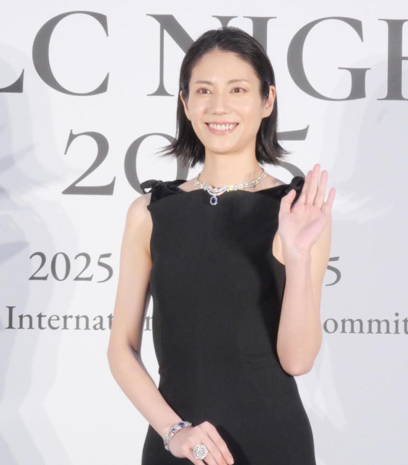 土曜の銀座が騒然「おおっー！」 松下奈緒 驚愕の美貌で突然現る 「銀座を歩いてても声かけずに」と司会の配慮に「全然声かけて」と笑顔 - デイリースポーツ