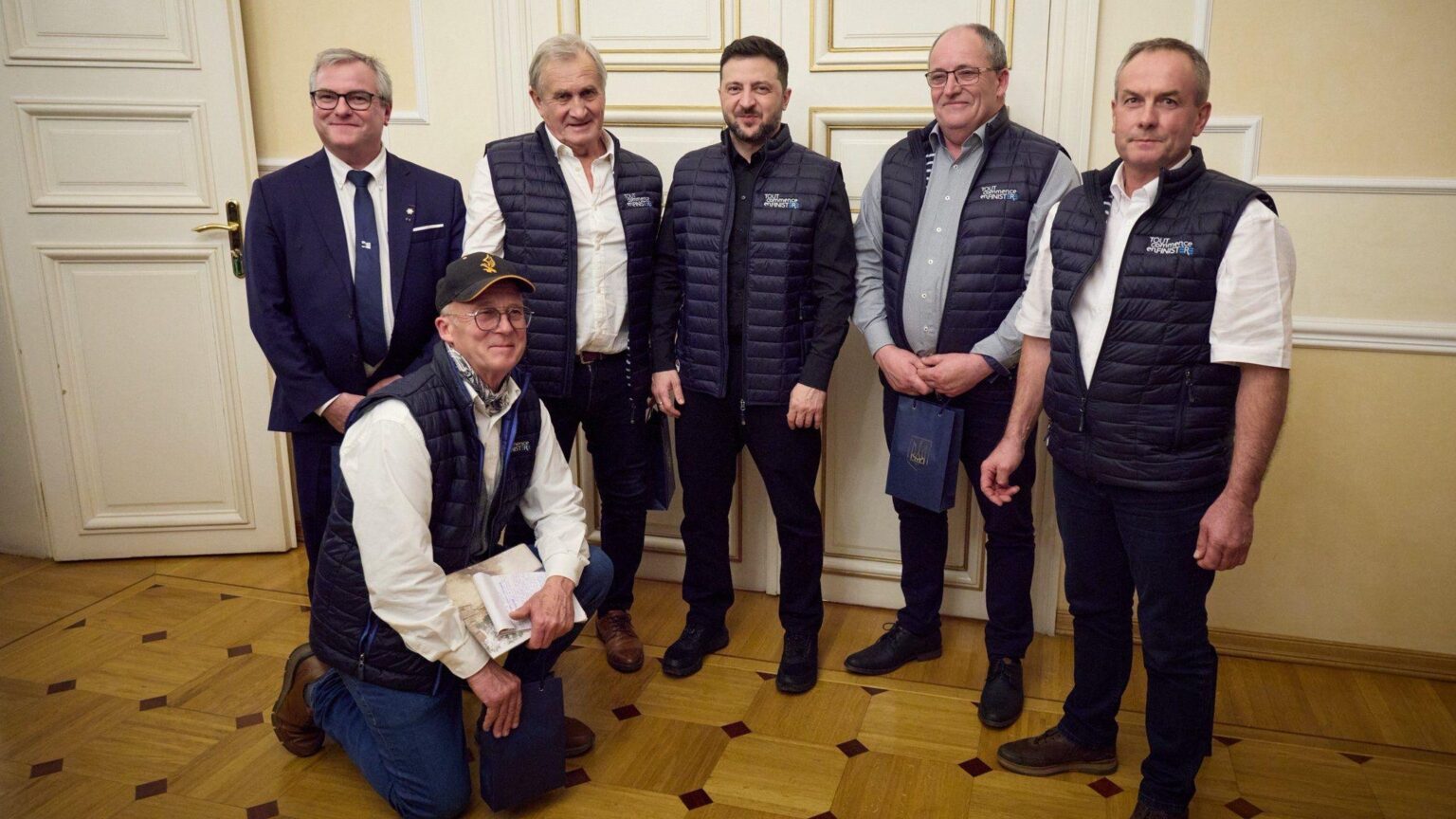 ゼレンスキー大統領は、ドローン対策として280キロメートルの漁網を寄付したフランスのブルターニュ地方の漁師たちに時間を割いて感謝の意を表した。現在、ネットは道路、橋、病院の入り口に設置されています。