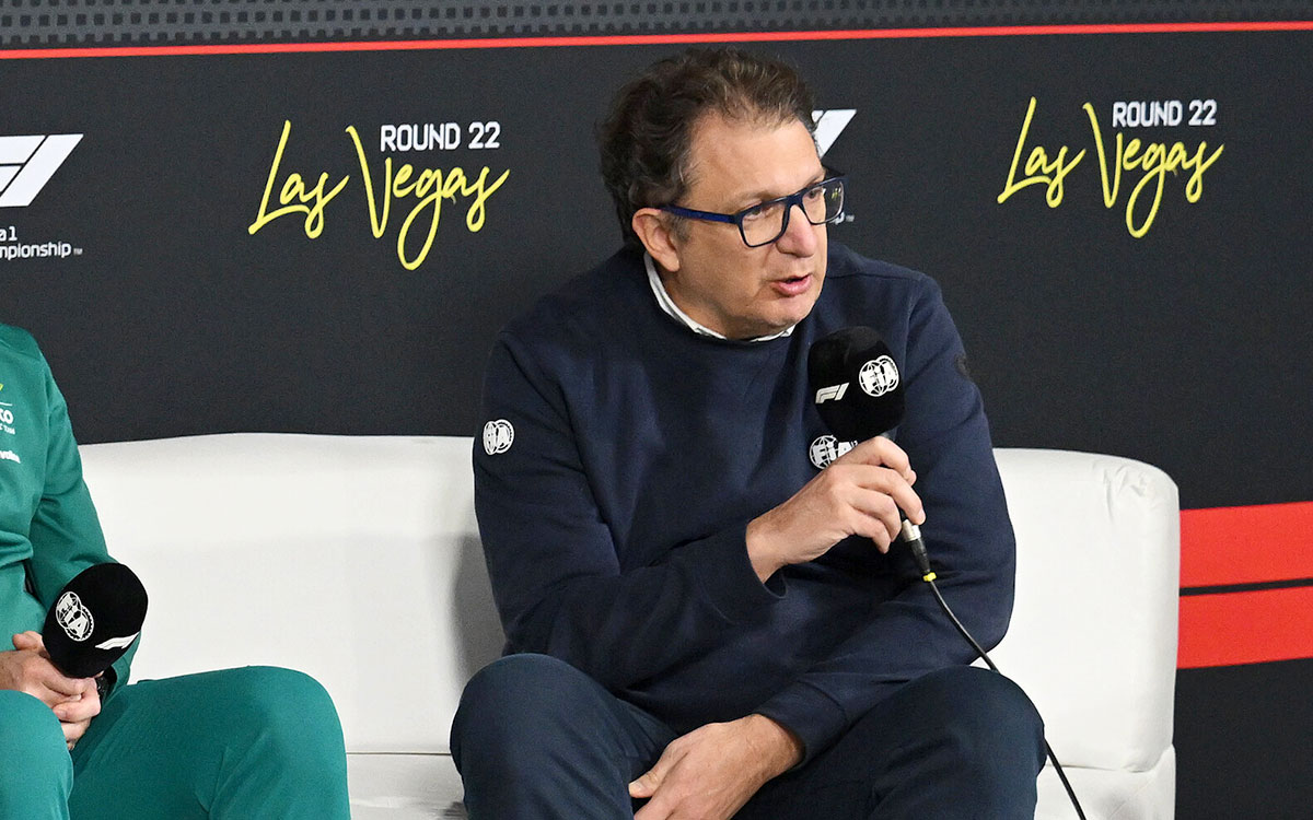 マイクを握る国際自動車連盟（FIA）シングルシーター部門責任者のニコラス・トンバジス、2025年11月20日(木) F1ラスベガスGPフリー走行（ラスベガス市街地コース）