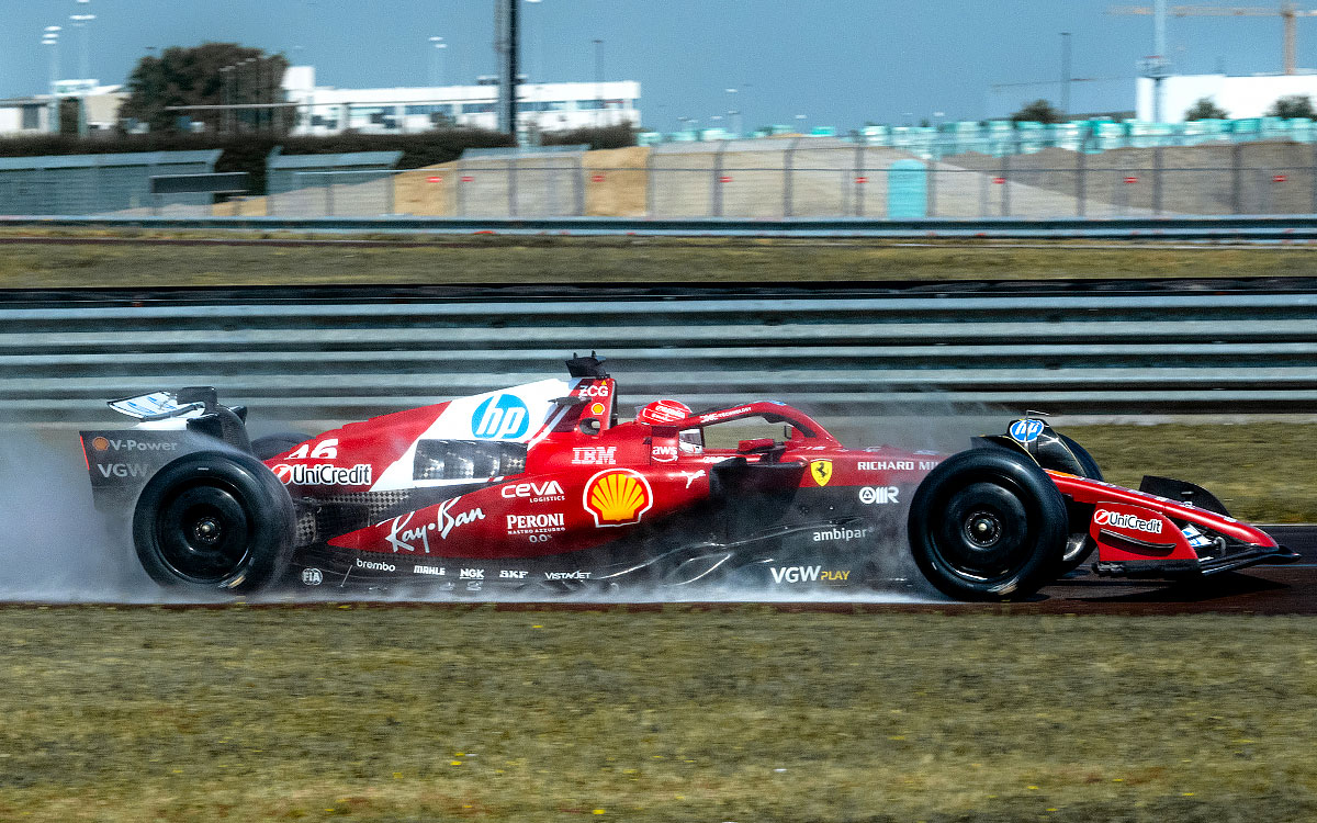 2026年仕様の雨用タイヤテストに取り組むフェラーリのリザーブ・ドライバー周冠宇、2025年6月19日フィオラノ・サーキット