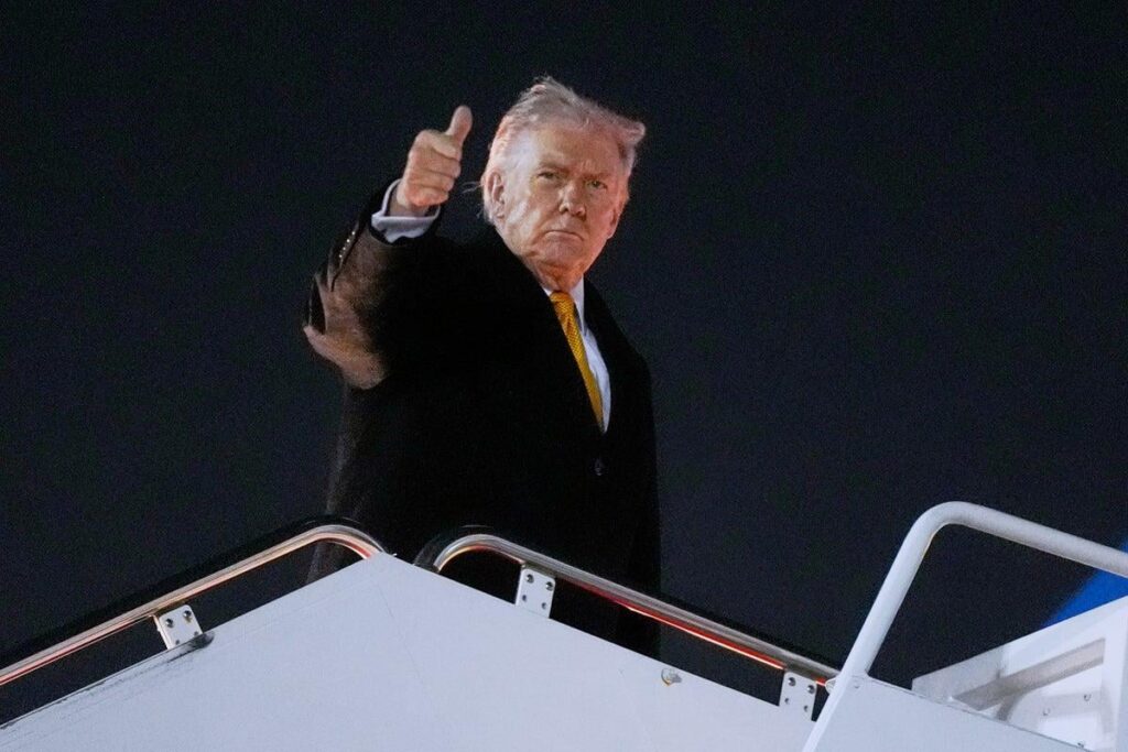 トランプ大統領、政府職員を含む数千人がフードバンクに参加する中、マール・ア・ラーゴでのまたしても豪華なパーティーに出席：牛フィレ肉、トリュフ・ドフィノワーズ、ホタテ貝のフライパン焼きの3コースメニューと「トランプ・チョコレート・ケーキ」を含むデザート3品が目玉の豪華なイベントだった