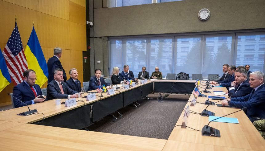 米国が提案したウクライナとロシアの「和平案」をめぐり、ウクライナと米国の高官による協議が行われた＝23日、スイス・ジュネーブ/Fabrice Coffrini/AFP/Getty Images