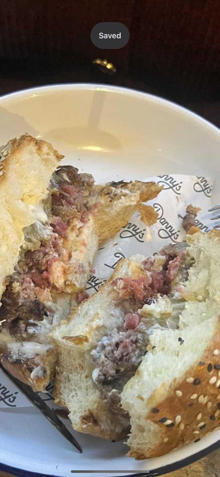 このハンバーガーは生焼けなのでしょうか、それともマルタではこれが普通なのでしょうか?