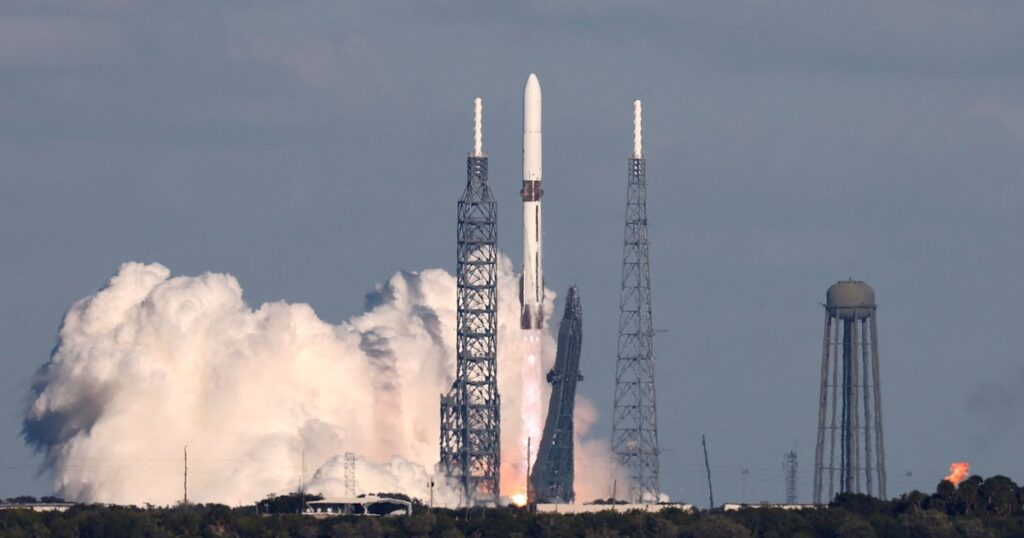 ベゾス氏の米宇宙企業、ロケットで火星へ無人衛星 打ち上げ成功 - 日本経済新聞