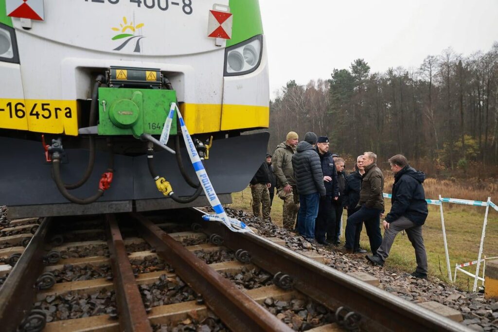 ポーランド、「妨害行為」で爆破されたウクライナの鉄道路線を調査するため部隊を派遣