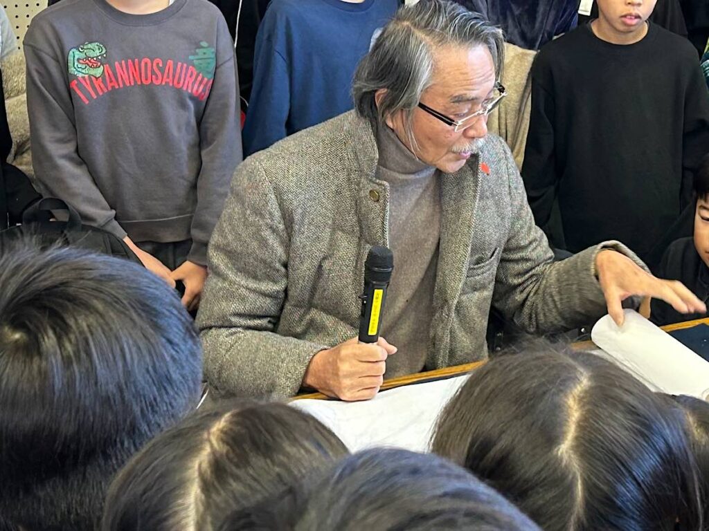 芸術家の武藤順九さんが千葉県初、市場小学校で出前授業 墨で心の絵巻物を作成 | みんなで船橋を盛り上げる船橋情報サイト「MyFunaねっと」
