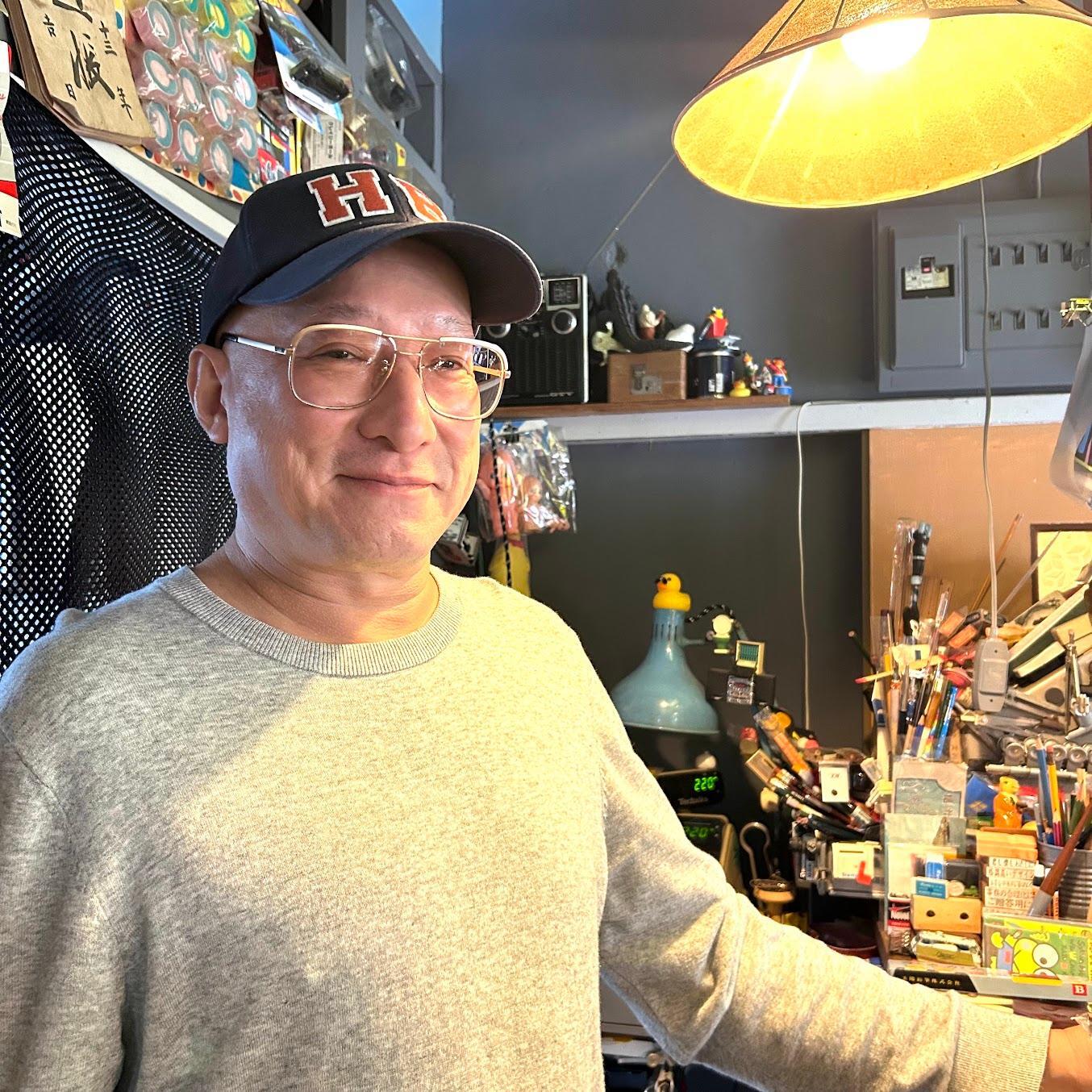 店主の中村さん、掲載許可をいただきました！この帽子のHBは鉛筆の硬度表記ではないそうです（笑）レジカウンターの上にも、興味深い文房具がいっぱいです。