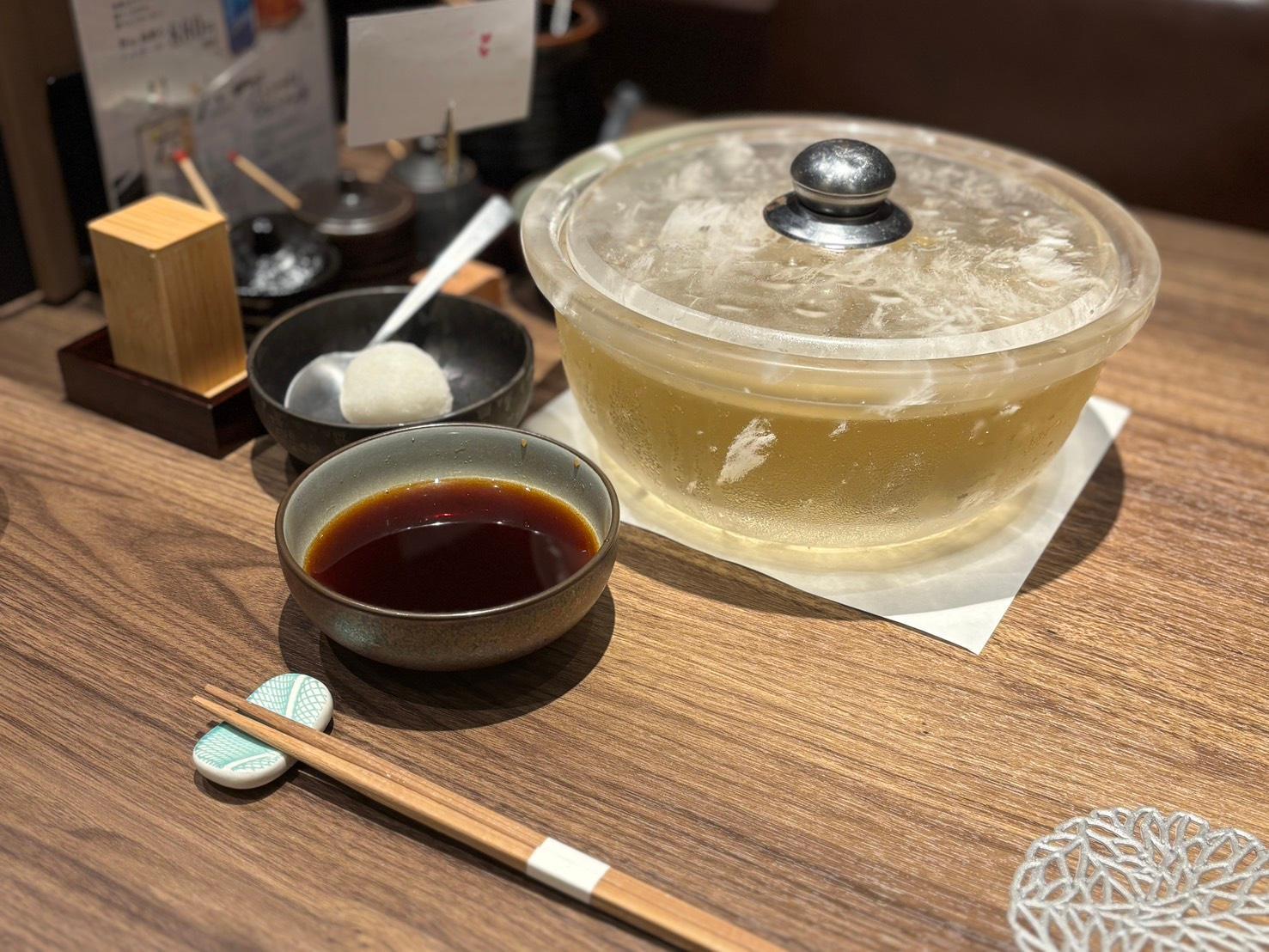 透明な水晶鍋で仕立てる上品なしゃぶしゃぶ。素材の美しさが際立つ