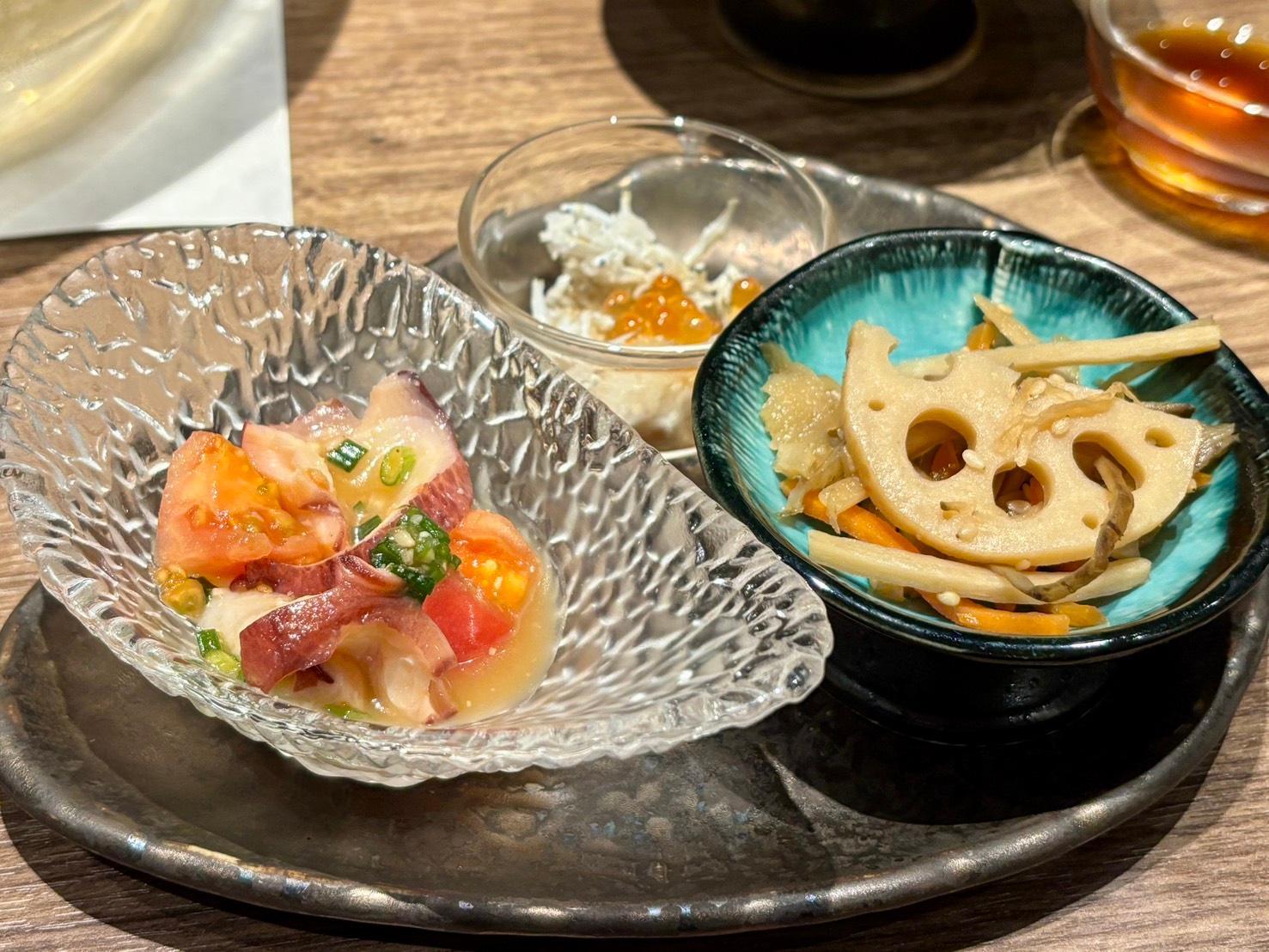 三つの小鉢が彩る前菜。味・香り・食感のリズムが心地よい