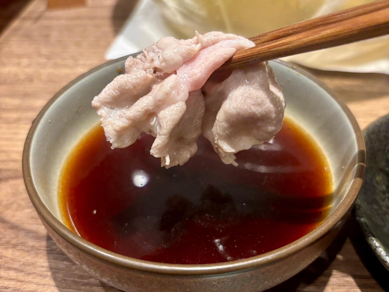 脂の甘みと透明感のある出汁が織りなす、極上のしゃぶしゃぶ