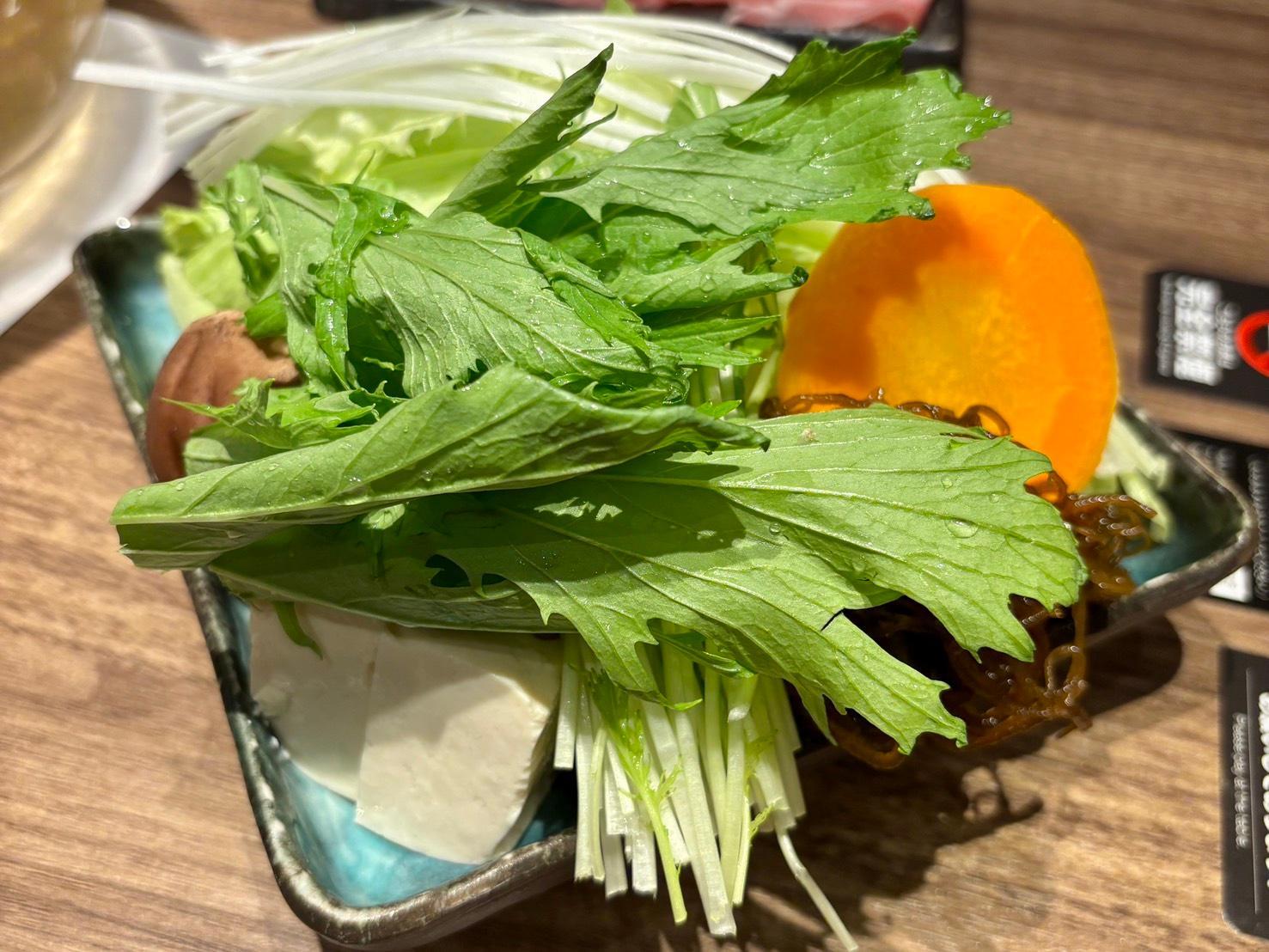 沖縄野菜と定番の青菜が調和。しゃぶしゃぶで味わう爽やかな滋味